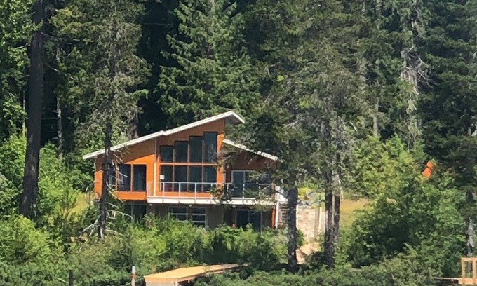 Shawnigan Lake House | Luxury Lakeside House with large outdoor sauna