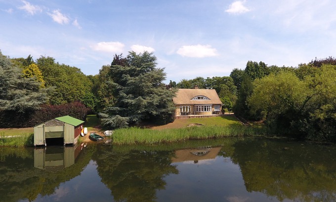 Frognall House | Luxury Lakeside Home In extensive grounds with boats, canoes and tennis court.