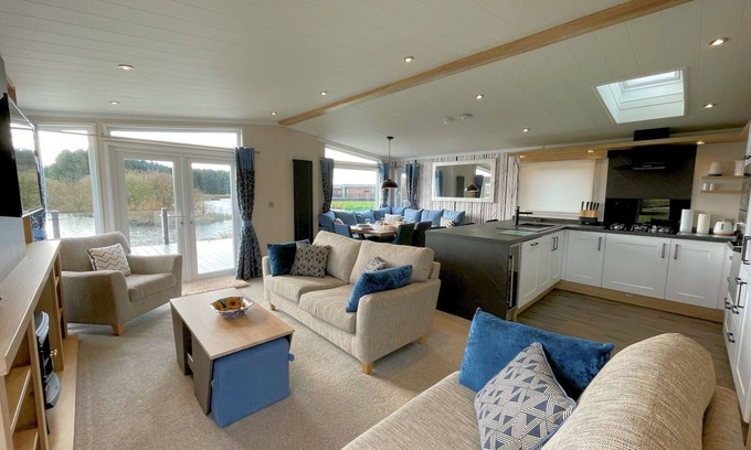 Lockerbie House | Luxury Lakeside Lodge with HTub Beautiful Views Pass the Keys