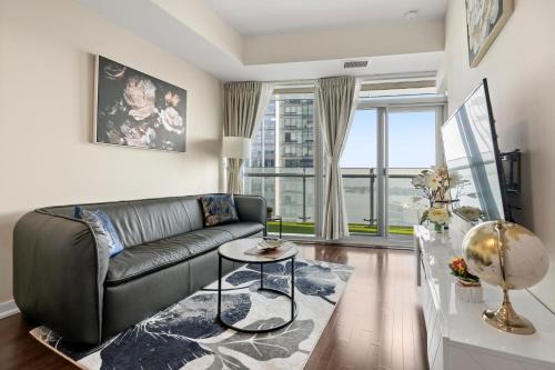 Toronto Entertainment District Apartment | Luxury Lakeview Downtown Condo, CN Tower, Rogers Center, Scotia Arena, Lake View with Free Parking