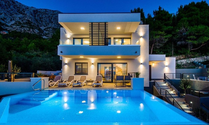 Zivogosce Villa | Luxury Leona villa near Makarska, heated pool