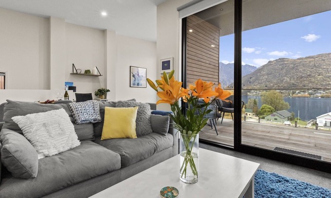 Frankton Apartment | Luxury Livingstone Views - Kea Suite