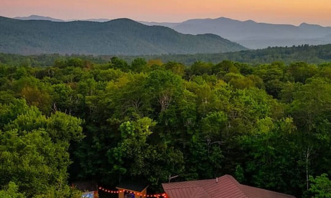 East Haven  Rutland County Ski Chalet | Luxury & Location-Secret Door to A Large Speakeasy