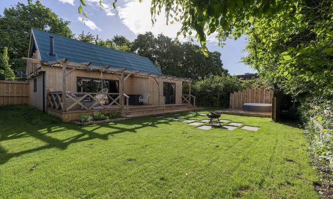 Funtington Cottage | Luxury Lodge near Bosham with private hot tub.