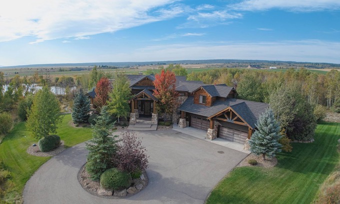 Ashton Cabin | Luxury Lodge, Private Lake, 8,000 ft2, 9 bdrms, for the Ultimate Get-Together