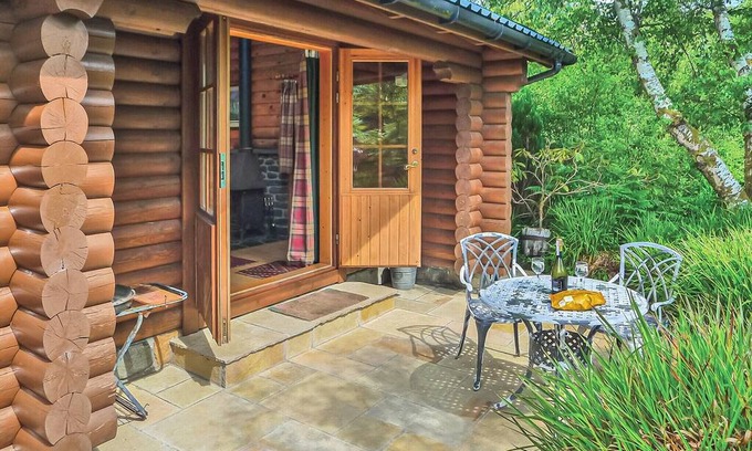 Craobh Haven Ski Chalet | Luxury lodge with king-size four poster and child size single.