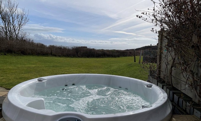 Rhyd-y-clafdy Cabin | Luxury Lodge with hot tub on the exclusive Golf Village, Hafan y Mor, Pwllheli