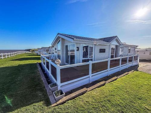 Hopton on Sea Cabin | Luxury Lodge With Stunning Sea Views At Hopton Haven Park Ref 80055S