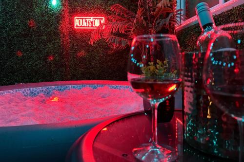 Peter Howell Apartment | Luxury Lovers Escape Hot Tub & Fantasy Suite