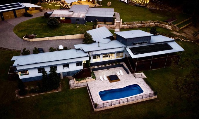 Mandalong Villa | Luxury Mandalong Mansion with Pool & Spa