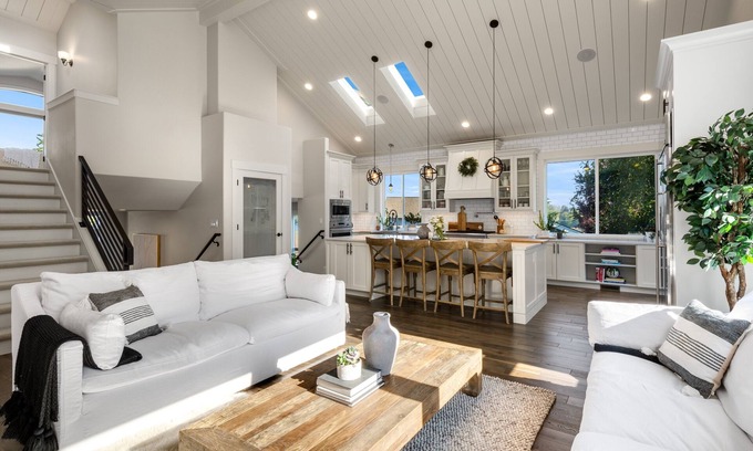 Picnic Point-North Lynnwood House | Luxury Martha Lake View Home w/Hot Tub