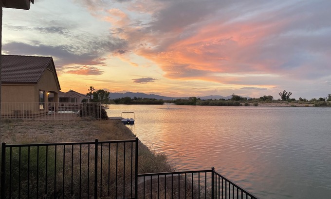 Mohave Valley House | LUXURY MODERN FAMILY HOME +Views +New 4 bd Oasis +Water Front +Fish +Pool Table