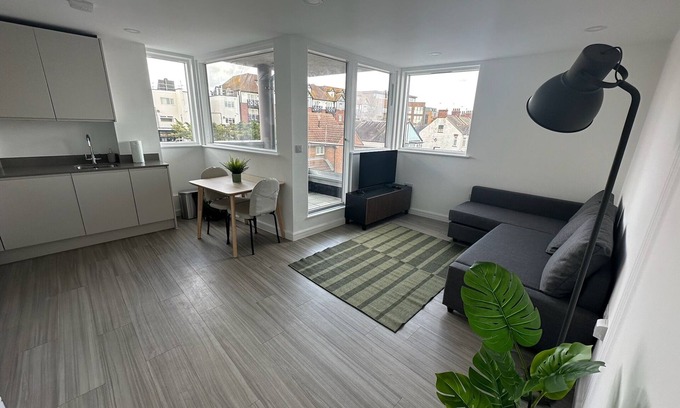 Leigh-on-Sea Apartment | Luxury modern Apt with parking on Leigh Broadway
