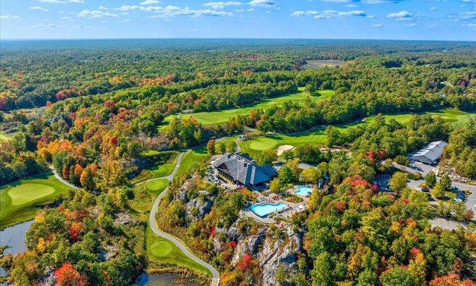 Gravenhurst Villa | Luxury Modern Muskoka Retreat at Muskoka Bay Resort