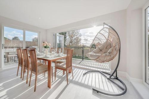 Winkfield Villa | Luxury new build 5-Bed Bungalow-Long Stay Offer