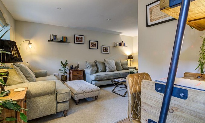 Fairford House | Luxury Old Sorting Office in Cotswold town centre