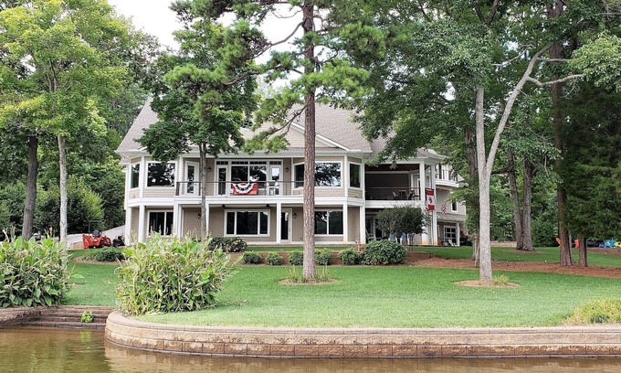 Mayhew House | Luxury on the Lake - Large Private Walkout Basement Apt/Suite