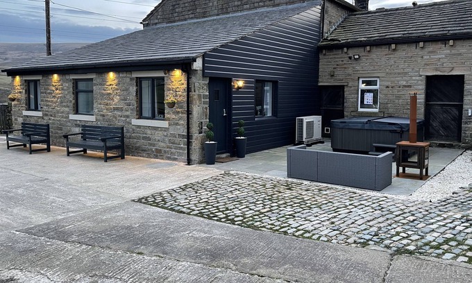 Sowerby Bridge Cottage | Luxury open plan kitchen, dining, lounge with 2 bedrooms and 2 bathrooms.