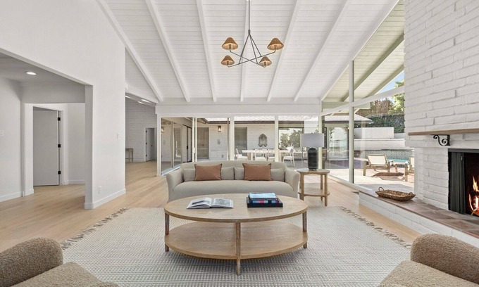 Pacific Palisades House | Luxury Pacific Palisades Home - Walk Everywhere!