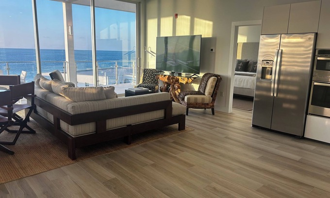 Northwest Point Condo | LUXURY PENTHOUSE 3 BED 3 BATH CONDO NEAR AMAZING SHORE DIVING