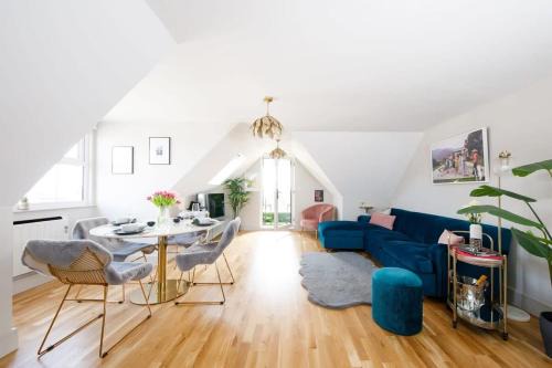 East Wittering Apartment | Luxury Penthouse ~ Super King Bed 5 min to Beach