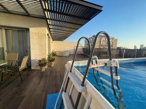 Holon Apartment | luxury penthouse with a jaccuzi, pool and parking
