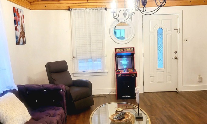 Newnan House | Luxury Playland of Newnan- Arcade Game/PETS & LONGER TERM STAYS WELCOMED!