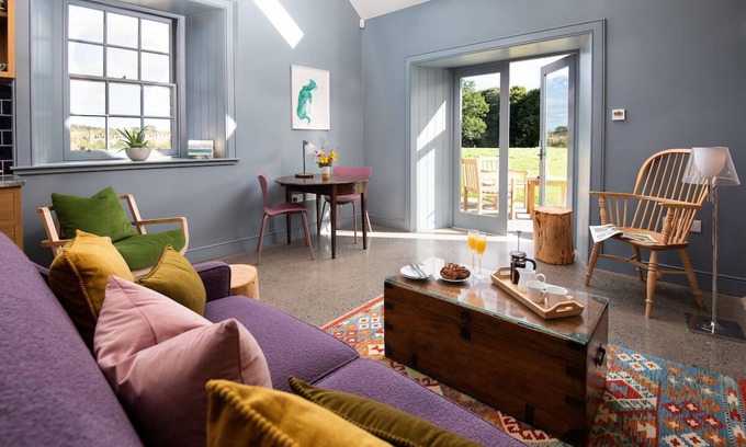 Haddington Cottage | Luxury Ploughman’s Bothy. Hyperfast WiFi, carbon negative and dog friendly!