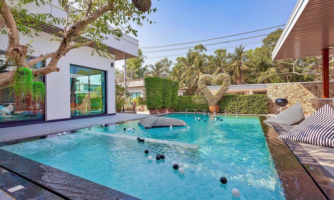 Huai Yai Villa | Luxury Private Pool Villa in Pattaya – 5 Bedrooms, 6 Bathrooms.