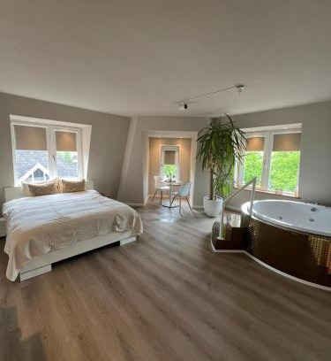 Bodegraven Apartment | Luxury Private Spa with golden bath, cinema and sauna