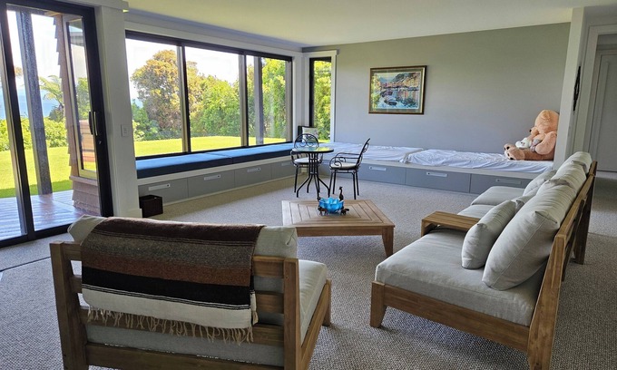 Acacia Bay Apartment | Luxury retreat for two beside the great lake
