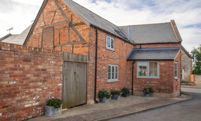 Chippenham House | Luxury Retreat nr Chippenham; Sleeps 12+Pets!