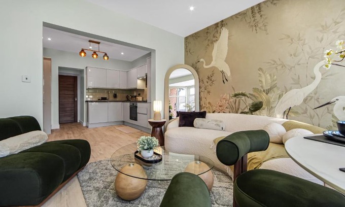 London Borough of Ealing Apartment | Luxury Retreat sleep 8 Flat, London