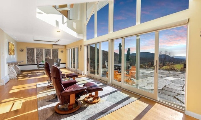 Pittsford House | Luxury Retreat w Incredible View