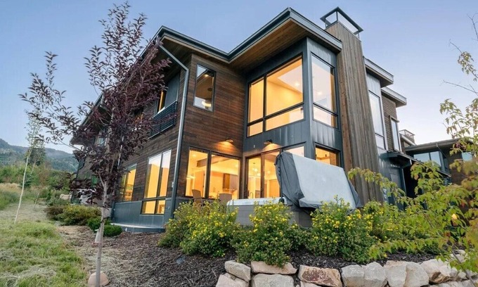 Park City Condo | Luxury Ridgeline 5 Bedroom Condo Ski in, Hot Tub, Canyons Village