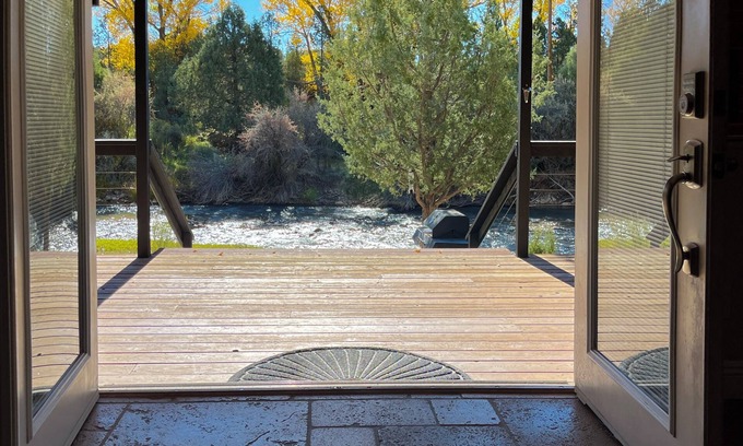 Hatch Cabin | LUXURY RIVERFRONT RETREAT: PET FRIENDLY: BRYCE/ZION, RAFTING, FISHING, HIKING