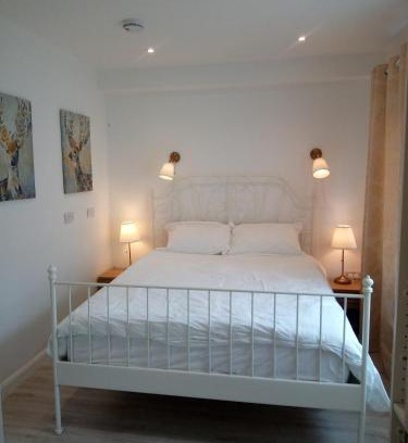 Claddagh House | Luxury Room En-suite with King 5ft Bed - bedroom only