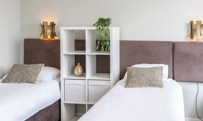Municipality of Geertruidenberg Apartment | Luxury room with Air conditioning near shops and a short drive from Efteling and Beekse Bergen.
