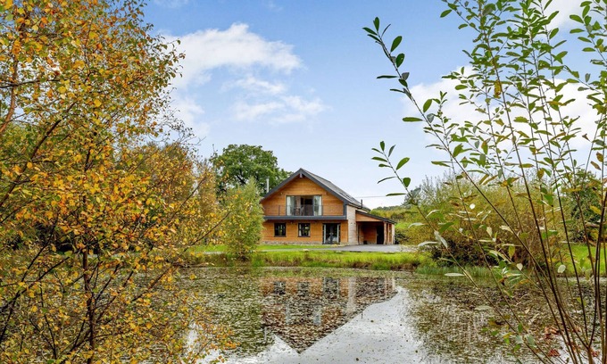Rhayader Ski Chalet | Luxury Rural Hot Tub Lodge with Lakeside Views