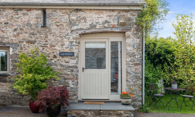Totnes House | Luxury self-contained cottage for two with wood fired hot tub