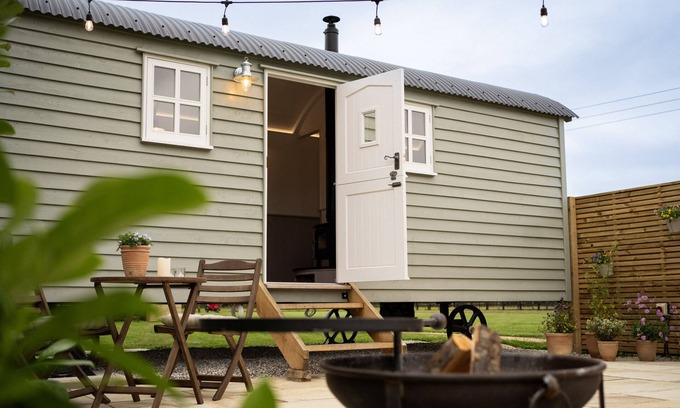 Sudbury Apartment | Luxury Shepherds Hut, outdoor area and hot tub