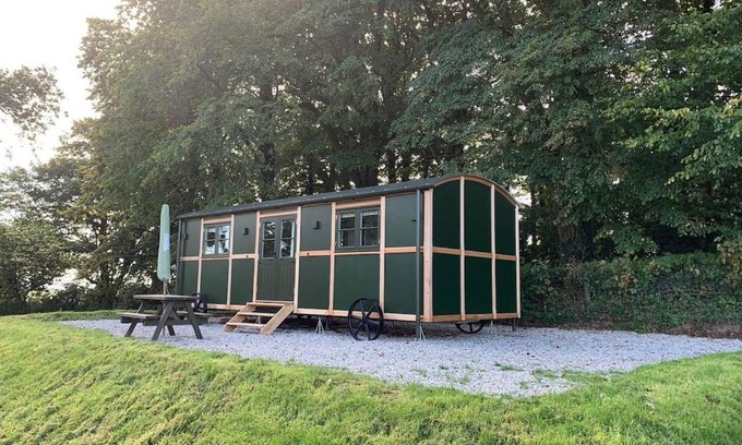 Tavistock Cabin | Luxury Shepherds Hut with Superb Views & Fire Pit & walking distance to a superb Gastro Pub