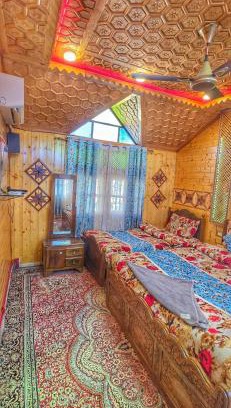 Dal Lake Boat Rental | Luxury Shreen Houseboat