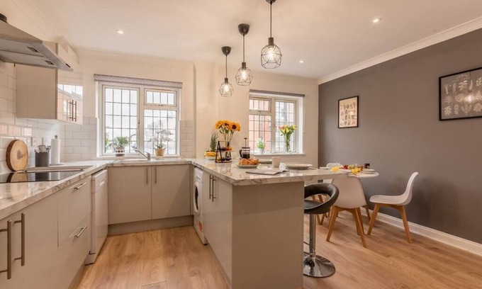 Portswood House | Luxury Southampton house with garden and parking