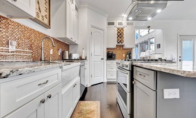 Shaftsburg House | Luxury Spacious 5-bedroom house with fitness room, pingpong, deck in Okemos