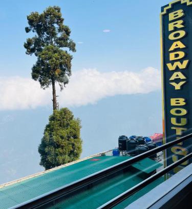 Darjeeling Hotel | Luxury stay at Hotel Broadway Boutique Mall Road Chowrasta Near Mahakal Temple
