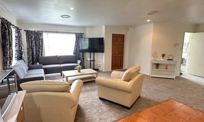 Clover Park House | Luxury stay near Auckland Airport and City Centre