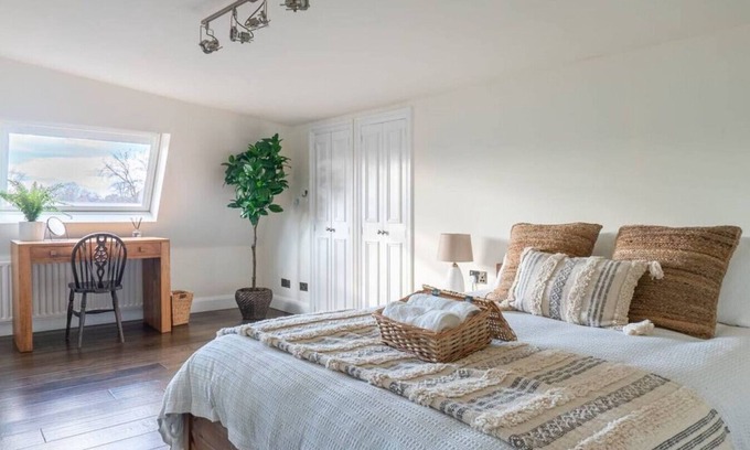 West Putney Apartment | Luxury & Stylish Huge London Apartment