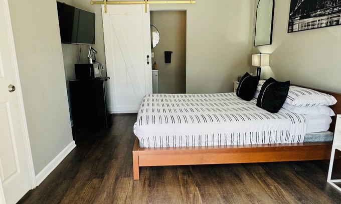 Home Park House | Luxury Suite in Atlantic Station!