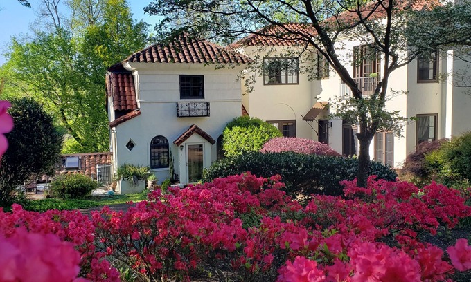 Downtown Knoxville Villa | Luxury Suite near University of Tennessee campus, pet friendly